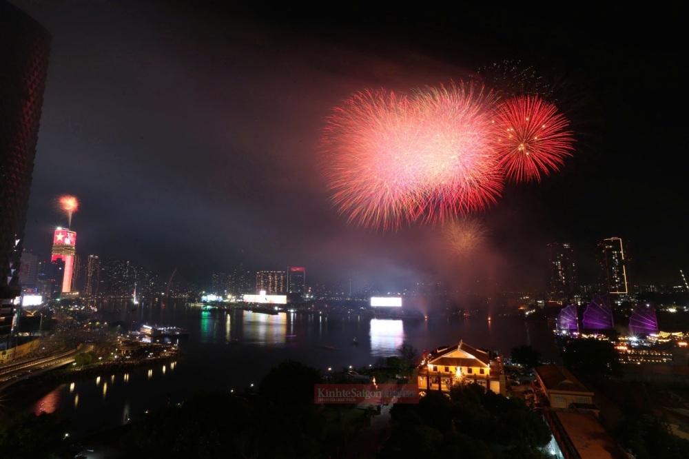 Fireworks displays draw huge crowds in downtown HCMC