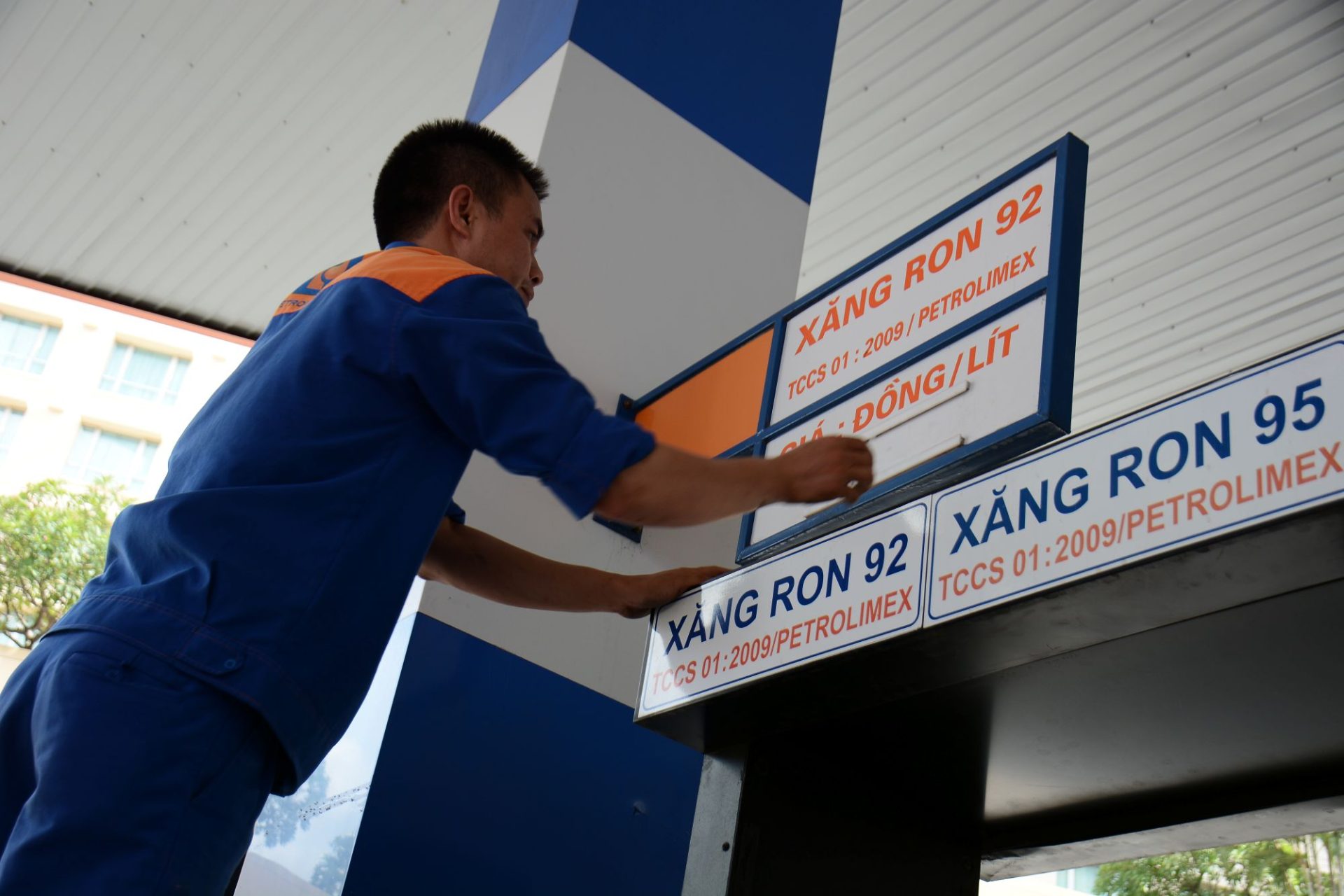 Vietnam may allow nighttime fuel price announcements in exceptional cases