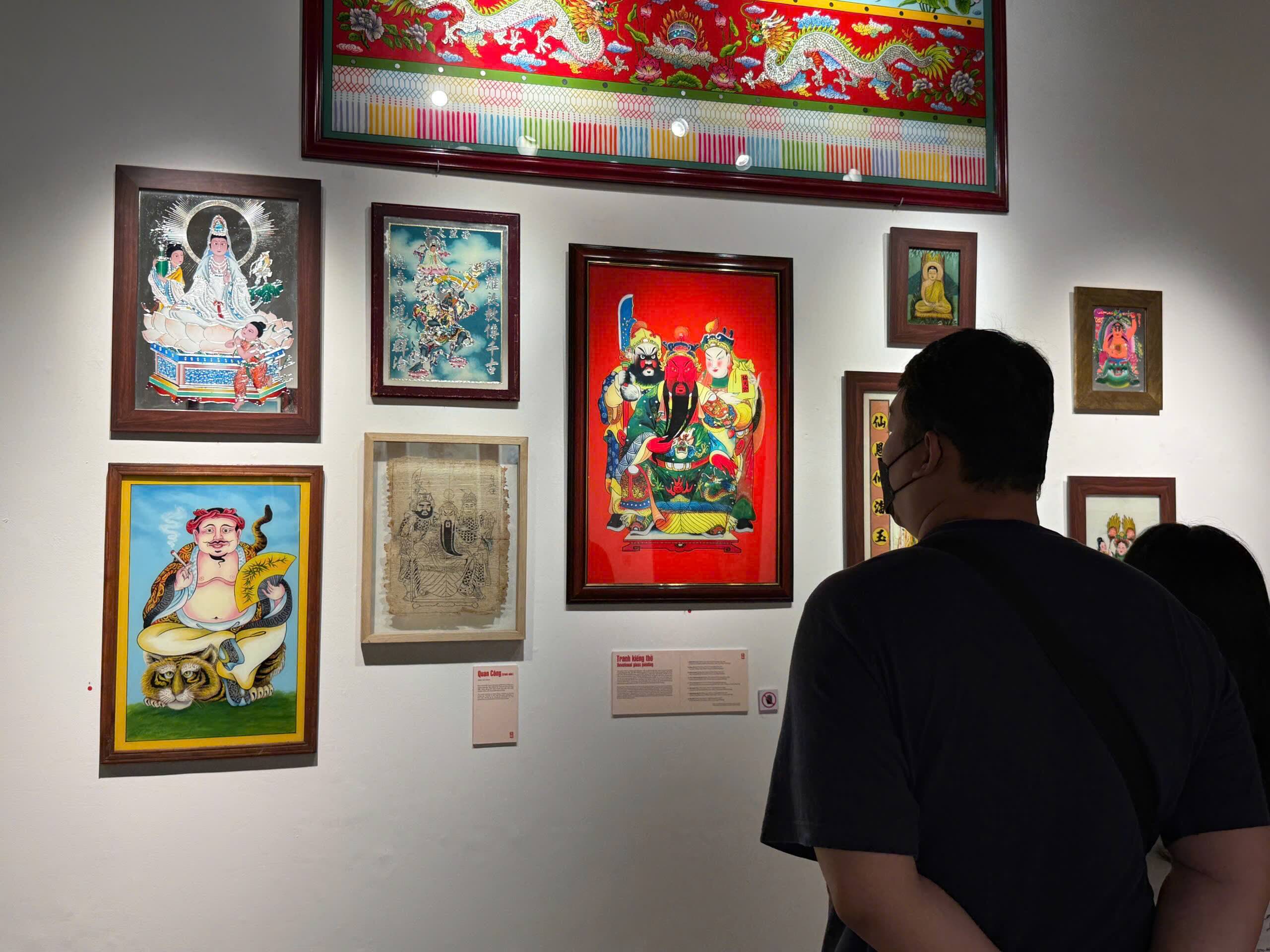 Exhibition showcases southern Vietnamese glass painting art