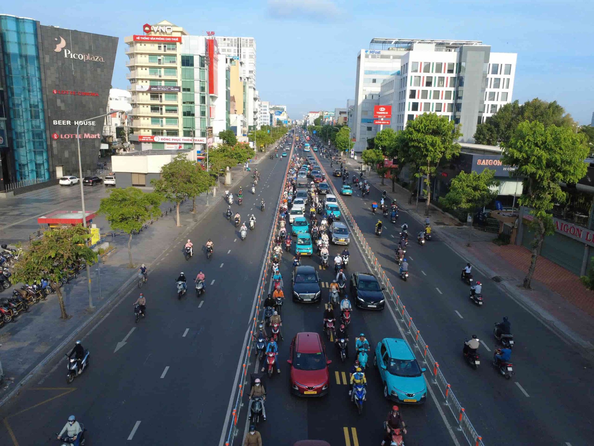 Reversible lane eases congestion on Cong Hoa Street