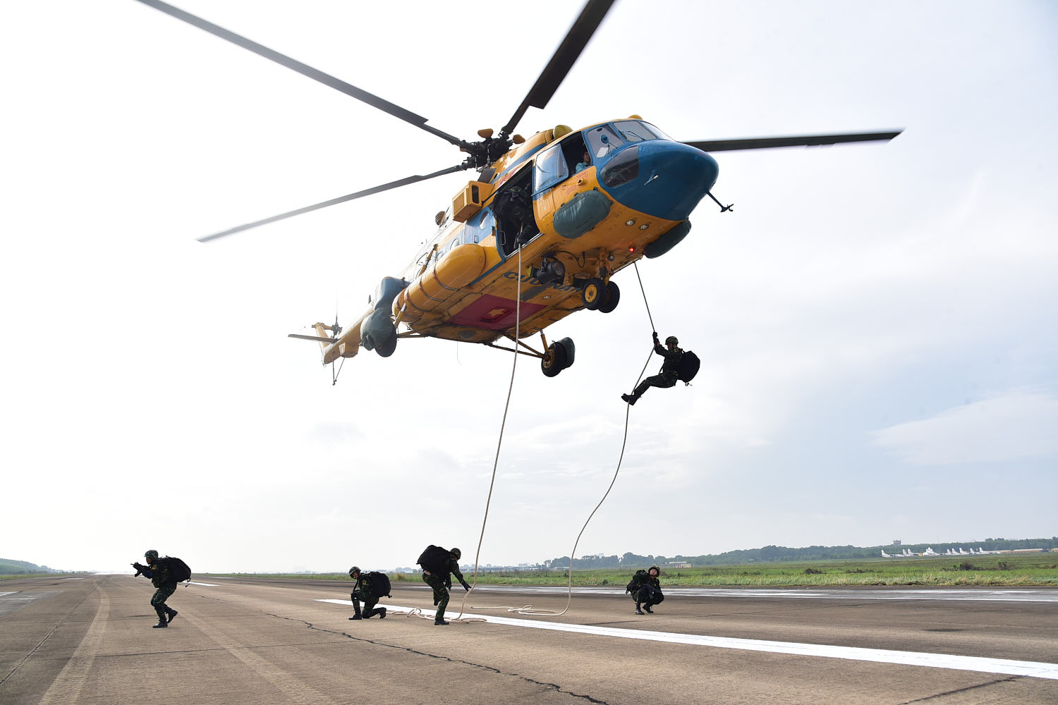 Snapshots on elite airborne drill