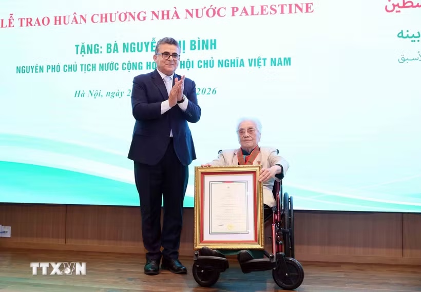Madame Binh awarded Palestine’s Star of Merit Order
