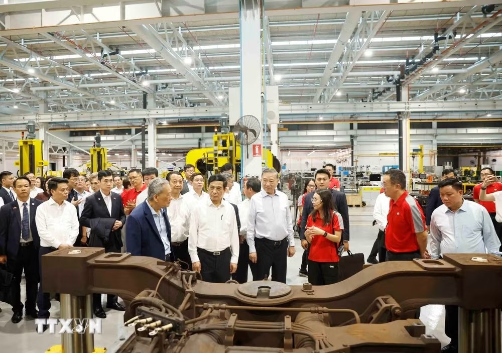 Vietnam’s top leader visits technology, rail test facilities in Singapore