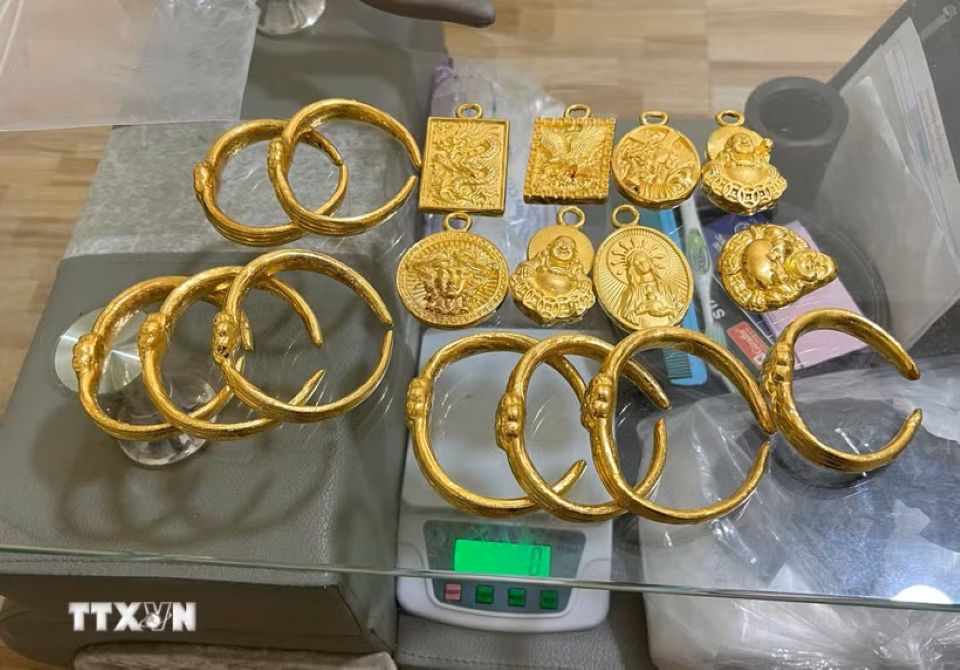 Police bust VND300 billion gold smuggling ring