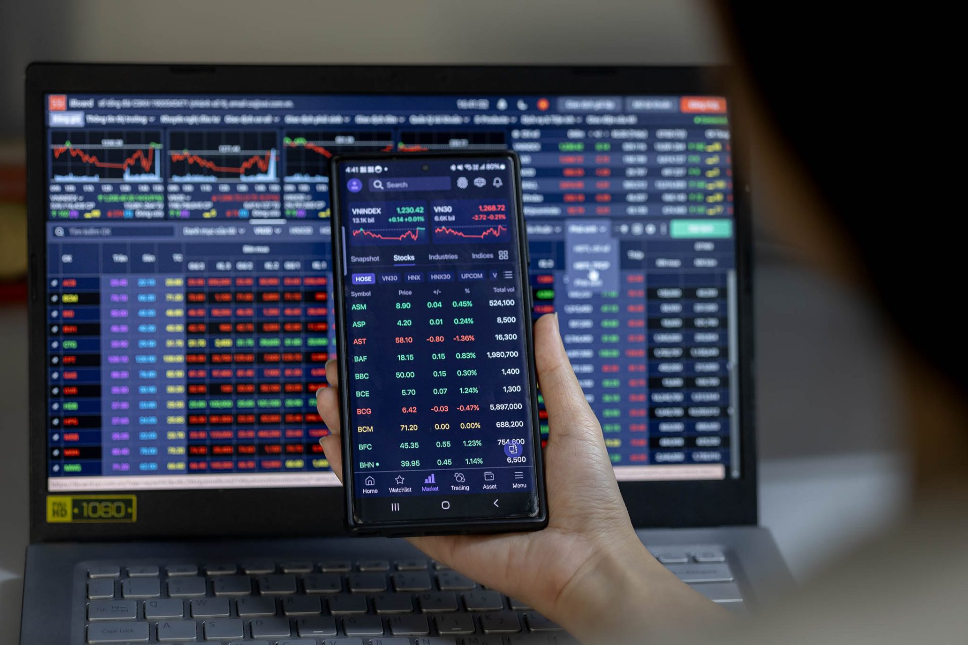 VN-Index falls as trading value hits 14-month low