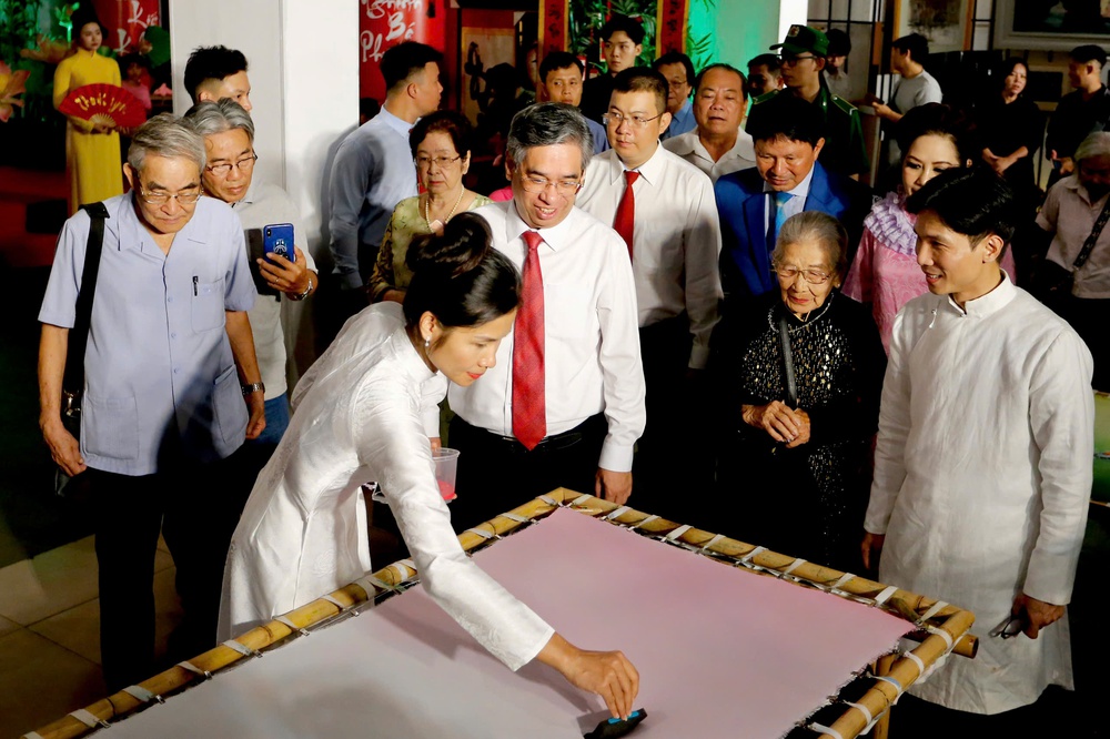 Khai mạc 'Những ngày văn học - nghệ thuật TP.HCM' với nhiều hoạt động hấp dẫn- Ảnh 5.