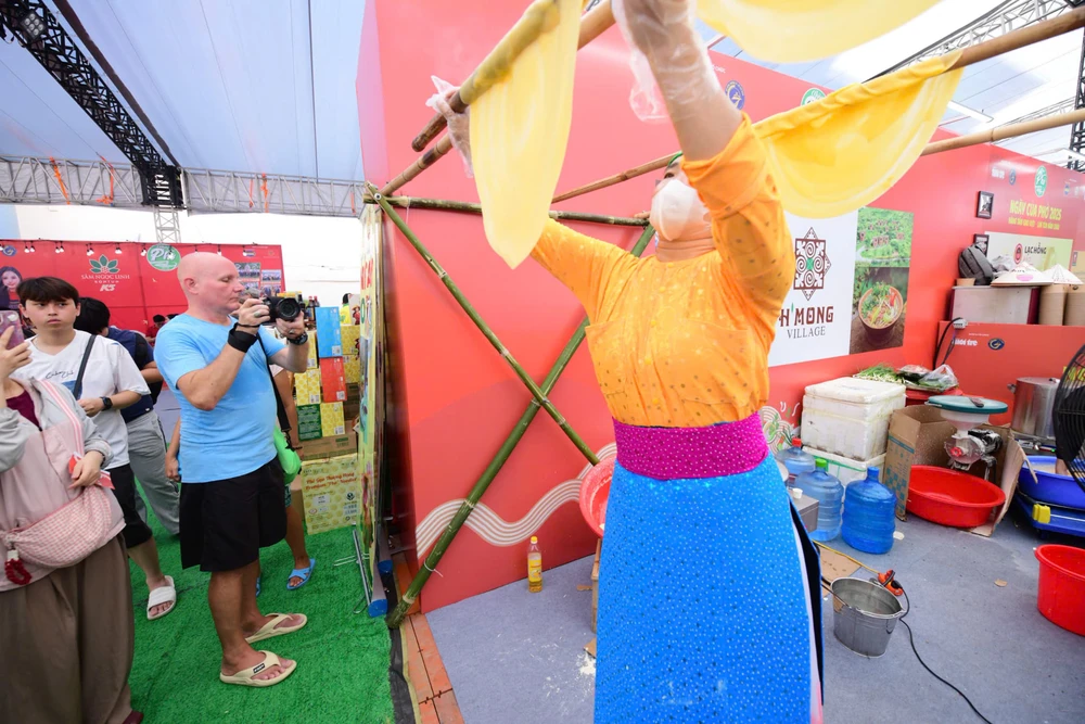 Foreign visitors in love with Pho Day 2025, surprised by ‘pho’ varieties never before heard- Ảnh 15. Foreign visitors in love with Pho Day 2025, surprised by ‘pho’ varieties never before heard- Ảnh 15.