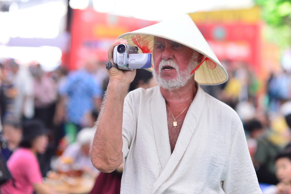 Foreign visitors in love with Pho Day 2025, surprised by ‘pho’ varieties never before heard- Ảnh 13. Foreign visitors in love with Pho Day 2025, surprised by ‘pho’ varieties never before heard- Ảnh 13.