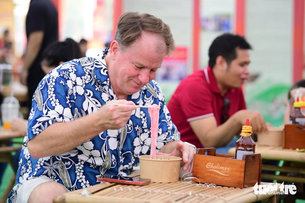 Foreign visitors in love with Pho Day 2025, surprised by ‘pho’ varieties never before heard- Ảnh 1. Foreign visitors in love with Pho Day 2025, surprised by ‘pho’ varieties never before heard- Ảnh 1.