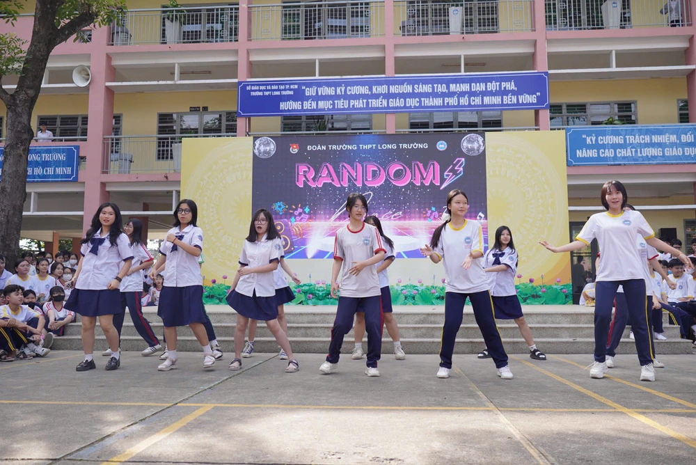 'Xé túi mù' những giờ ra chơi không điện thoại thú vị của teen Trường THPT Long Trường - Ảnh 5.