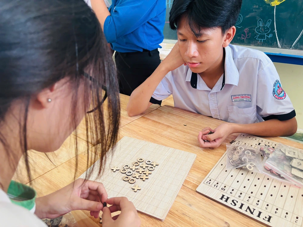 'Xé túi mù' những giờ ra chơi không điện thoại thú vị của teen Trường THPT Long Trường - Ảnh 2.