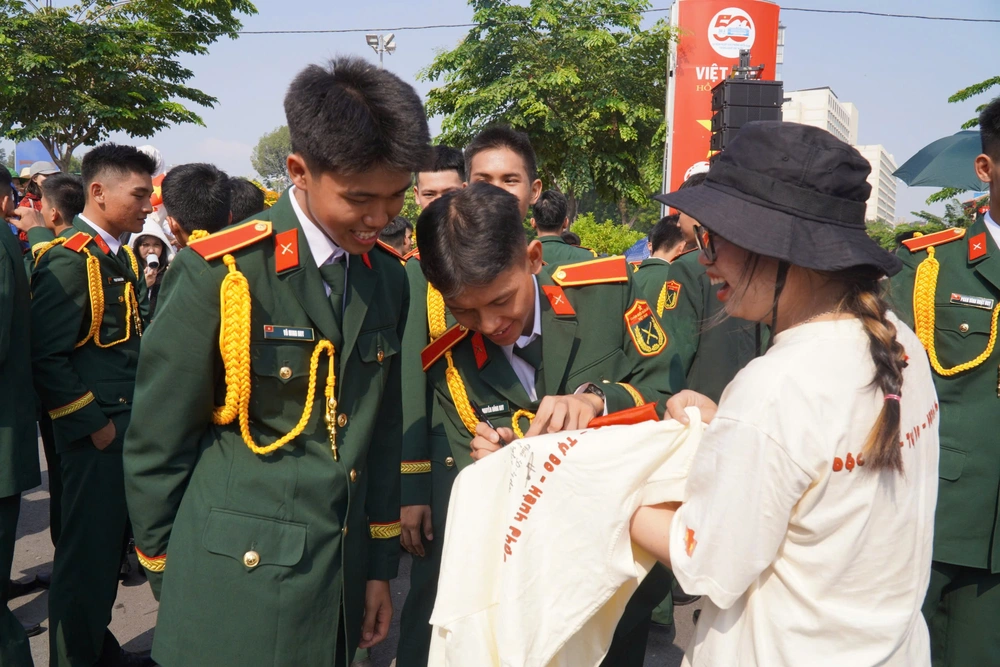 'Mini concert' đặc biệt của quân và dân sáng 30-4- Ảnh 9.