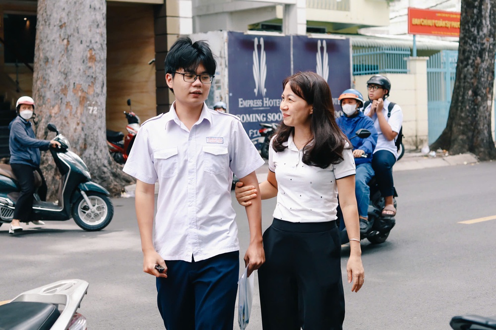 Khoảnh khắc đẹp: Ba mẹ cùng con bước vào kỳ thi lớn nhất tuổi học trò - Ảnh 5.