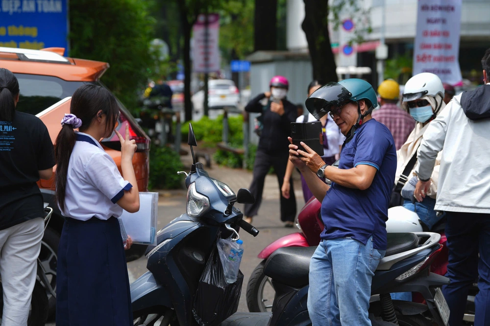 Khoảnh khắc đẹp: Ba mẹ cùng con bước vào kỳ thi lớn nhất tuổi học trò - Ảnh 10.