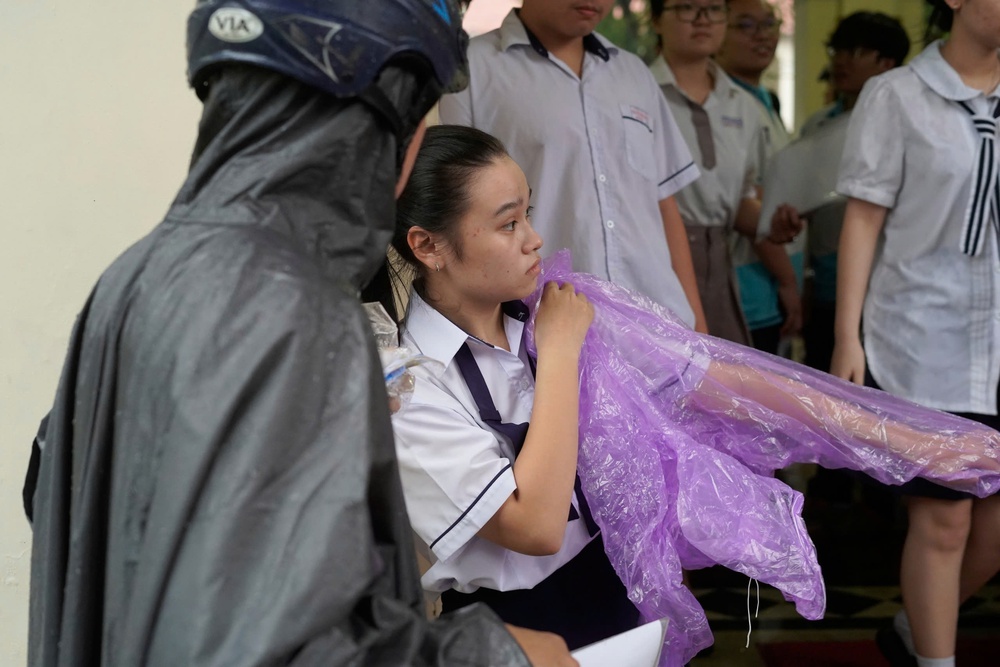 Khoảnh khắc đẹp: Ba mẹ cùng con bước vào kỳ thi lớn nhất tuổi học trò - Ảnh 22.