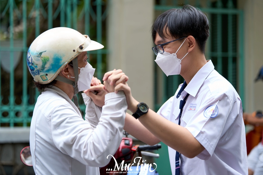 Tạm biệt mùa thi tốt nghiệp THPT 2025: Mùa thi đong đầy cảm xúc - Ảnh 1.