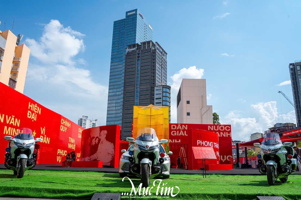 Người dân TP.HCM hào hứng với triển lãm Vinh quang Công an nhân dân Việt Nam - Ảnh 12.