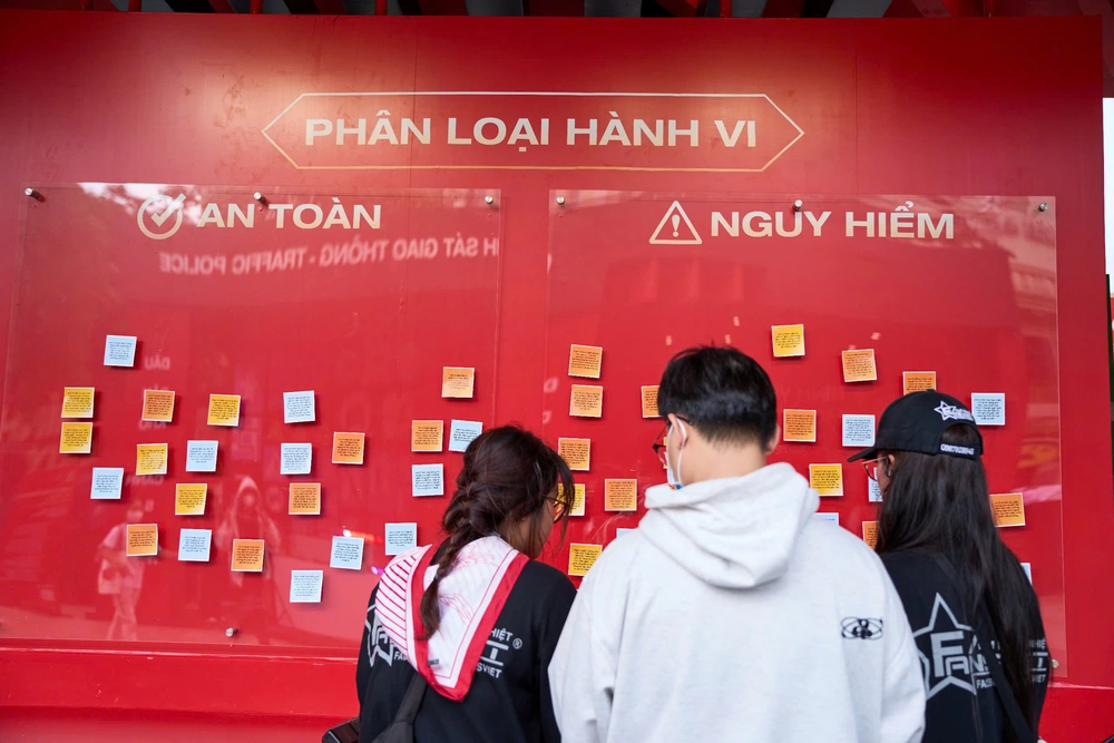 Người dân TP.HCM hào hứng với triển lãm Vinh quang Công an nhân dân Việt Nam - Ảnh 24.