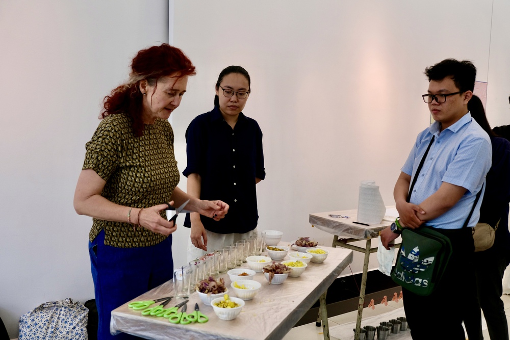 French Artist Karine Bonneval’s chromatography reveals the Vietnamese bond with the flower world - Ảnh 4.