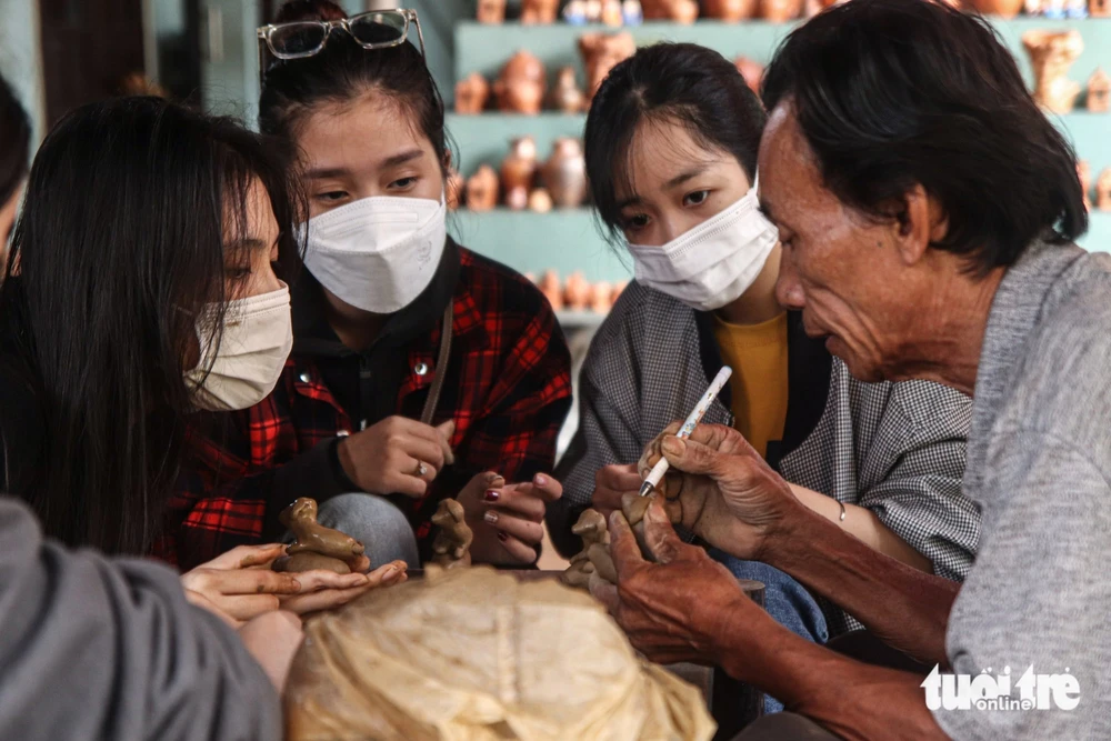 Visitors flock to Da Nang ancient pottery village to try hands-on clay crafting- Ảnh 6.