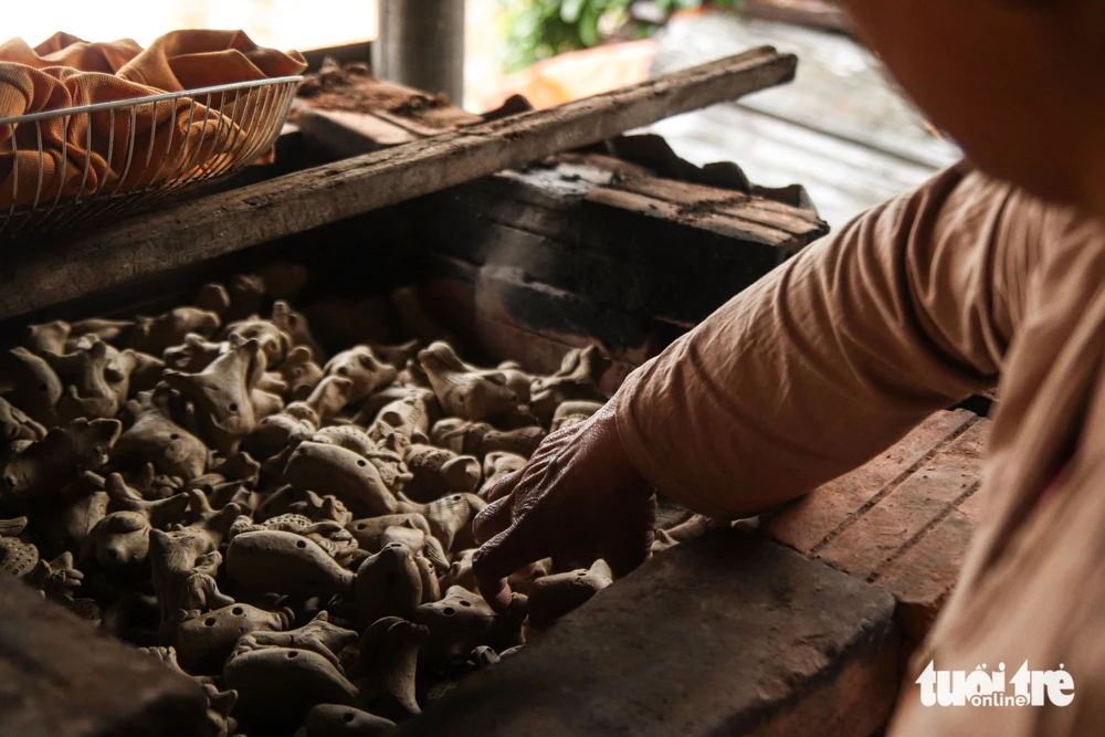Visitors flock to Da Nang ancient pottery village to try hands-on clay crafting- Ảnh 7.