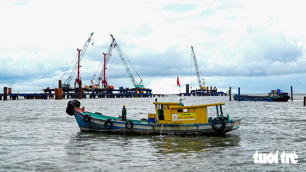'Ăn trên sóng, ngủ trên cọc', làm cầu vượt biển dài nhất Việt Nam - Ảnh 7.