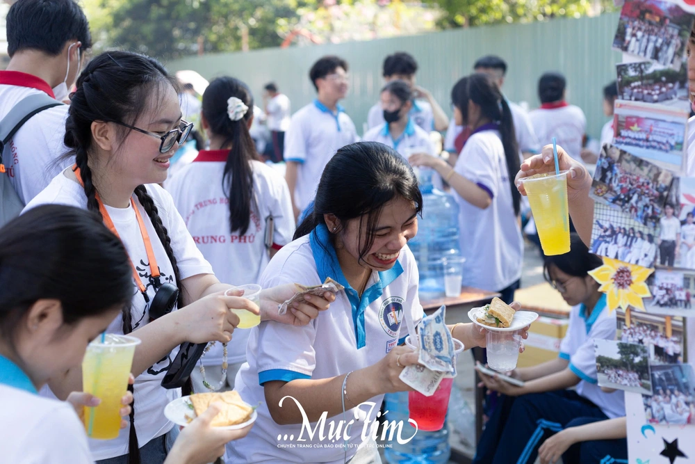 Thầy trò Trường THPT Trung Phú ‘mở tiệc’ kỷ niệm ngày đặc biệt của tháng thanh niên- Ảnh 5.