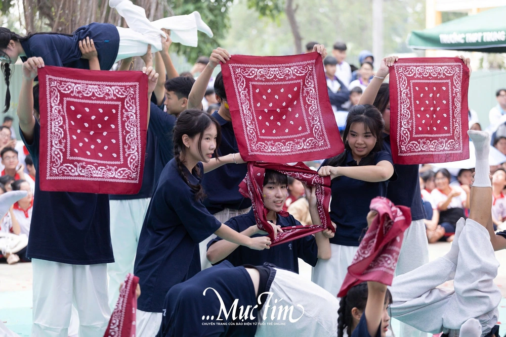 Thầy trò Trường THPT Trung Phú ‘mở tiệc’ kỷ niệm ngày đặc biệt của tháng thanh niên- Ảnh 11.