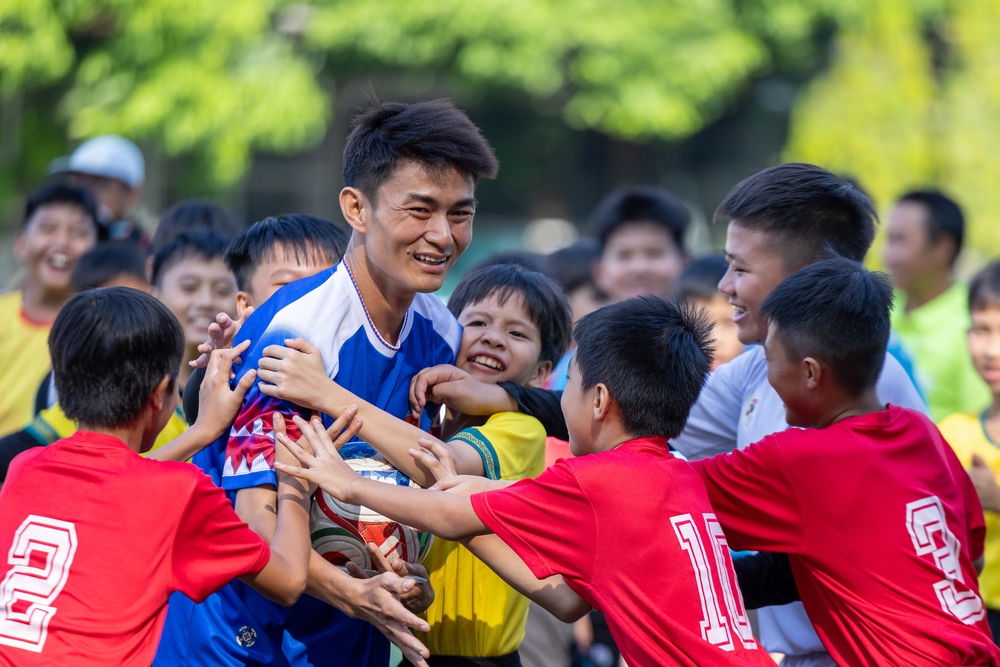 Huỳnh Như, Thy Freestyle truyền cảm hứng 'ước mơ sân cỏ' cho cầu thủ nhí TP.HCM- Ảnh 5.