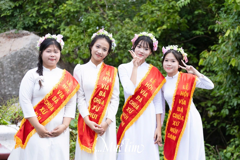 Náo nức lễ hội Vía Bà Chúa Xứ núi Sam đầu tiên sau khi được UNESCO ghi danh- Ảnh 9. Náo nức lễ hội Vía Bà Chúa Xứ núi Sam đầu tiên sau khi được UNESCO ghi danh- Ảnh 9.