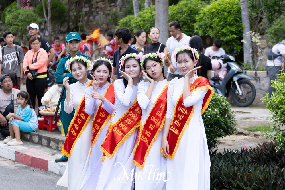 Náo nức lễ hội Vía Bà Chúa Xứ núi Sam đầu tiên sau khi được UNESCO ghi danh- Ảnh 10. Náo nức lễ hội Vía Bà Chúa Xứ núi Sam đầu tiên sau khi được UNESCO ghi danh- Ảnh 10.