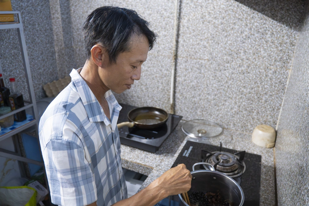 Ngôi nhà ba thế hệ nạn nhân chất độc da cam: Mắt dẫu tối, tình đời sáng - Ảnh 10.