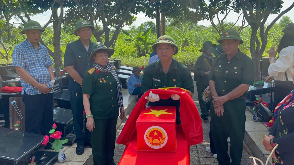 Chuyến tàu Thống Nhất hôm nay có liệt sĩ về quê cha đất tổ Phú Thọ sau gần 60 năm vào chiến trường miền Nam - Ảnh 4.
