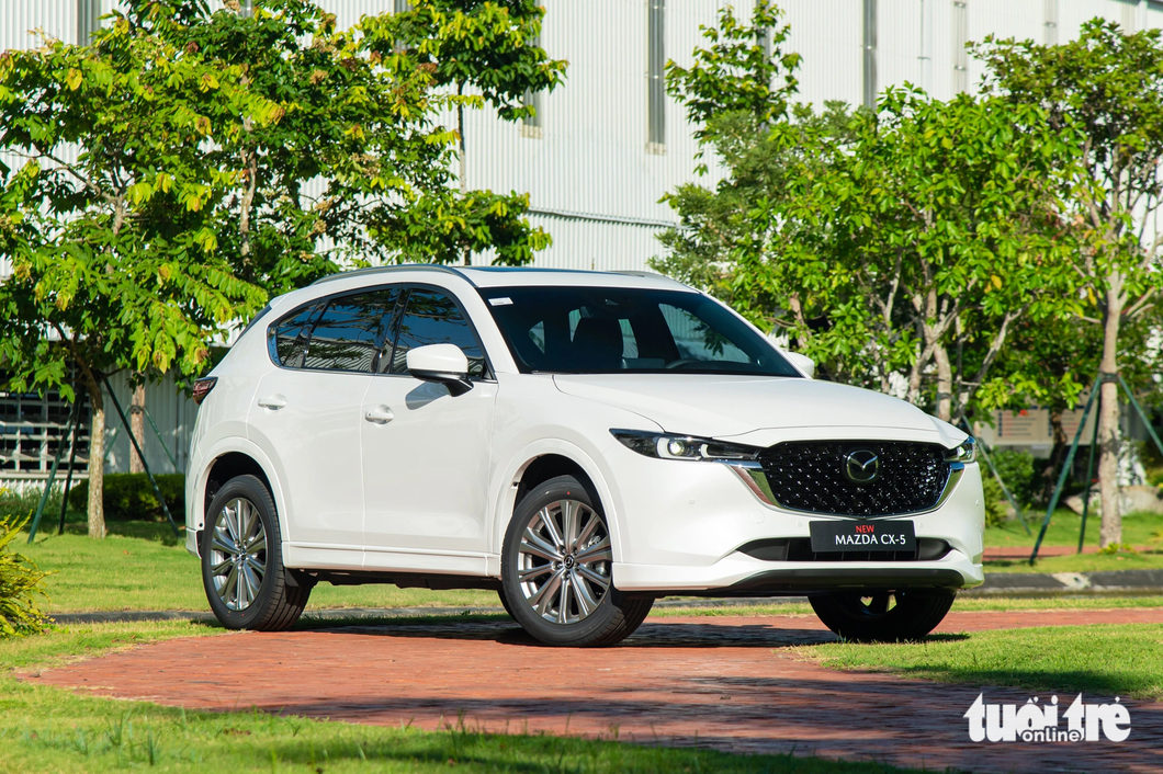 Chiếc Mazda CX-5 màu trắng thuộc bản Premium với gói tùy chọn Exclusive cao cấp nhất