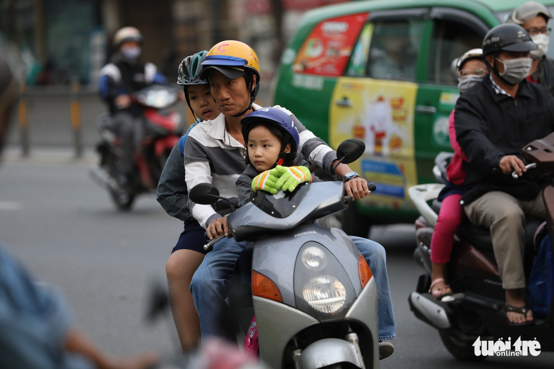 Học sinh Sài Gòn quấn kín mít đến trường sáng ngày lạnh - Ảnh 4.