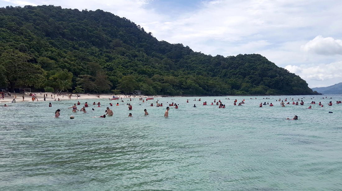 Bay đến Phuket nhảy múa ở vũ trường nổi giữa biển - Ảnh 3.