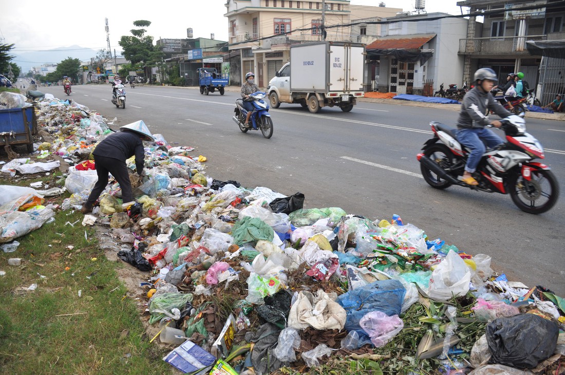 Nhà máy xử lý quá tải, thành phố Bảo Lộc tràn ngập rác - Ảnh 1.