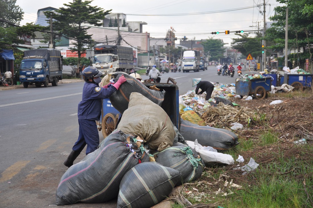 Nhà máy xử lý quá tải, thành phố Bảo Lộc tràn ngập rác - Ảnh 6.