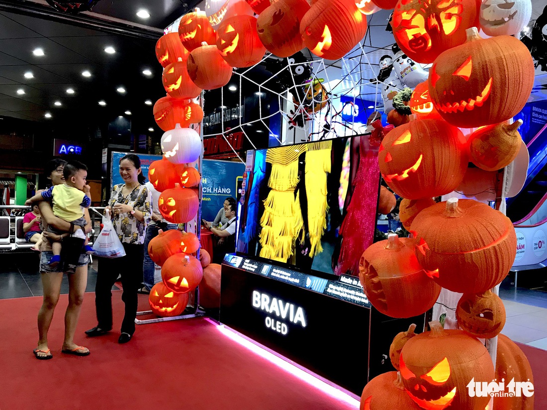 Halloween sôi động săn hàng giảm giá, chụp hình thả ga - Ảnh 3. Halloween sôi động săn hàng giảm giá, chụp hình thả ga - Ảnh 3.