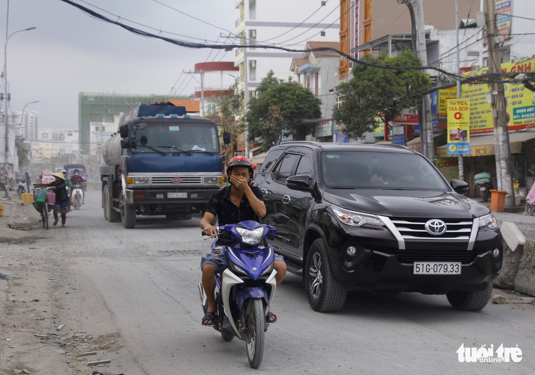 Khốn khổ vì bụi bặm, bẫy ổ gà trên đường Huỳnh Tấn Phát - Ảnh 2.