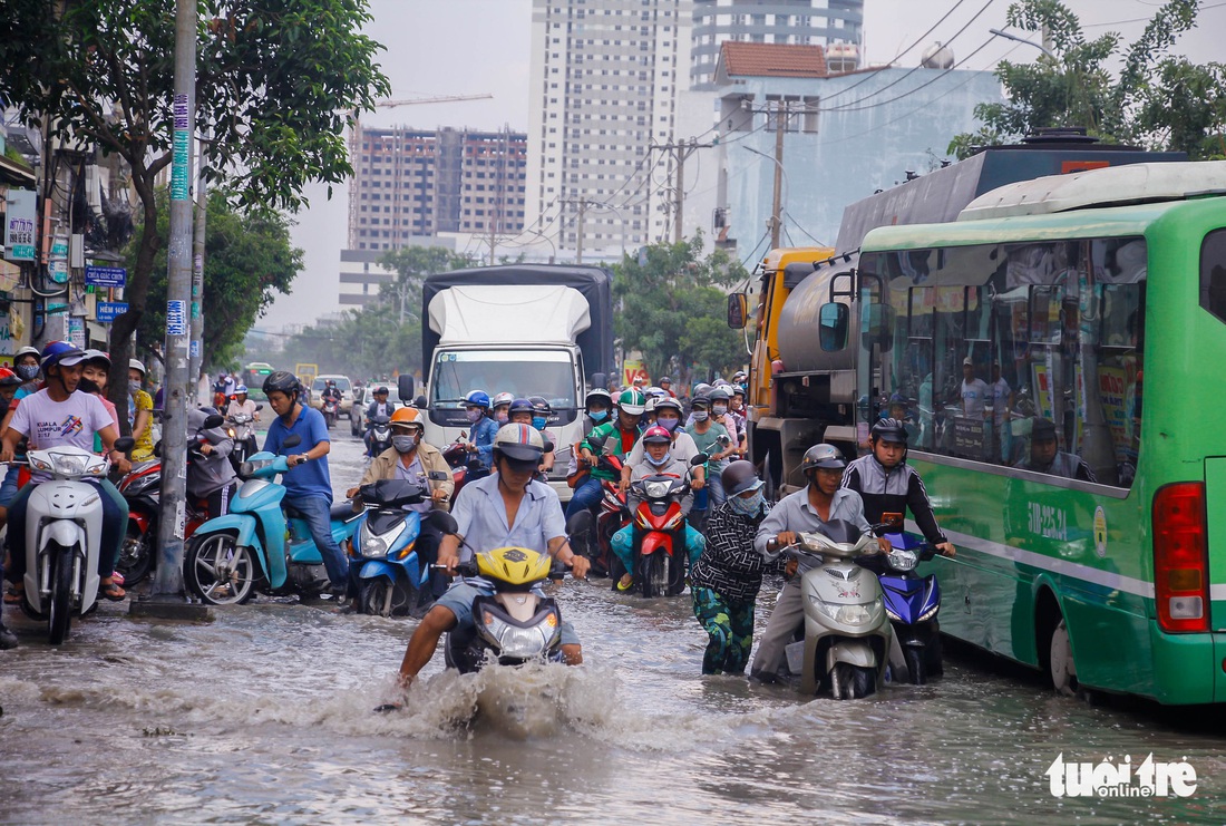 Khốn khổ vì bụi bặm, bẫy ổ gà trên đường Huỳnh Tấn Phát - Ảnh 13.