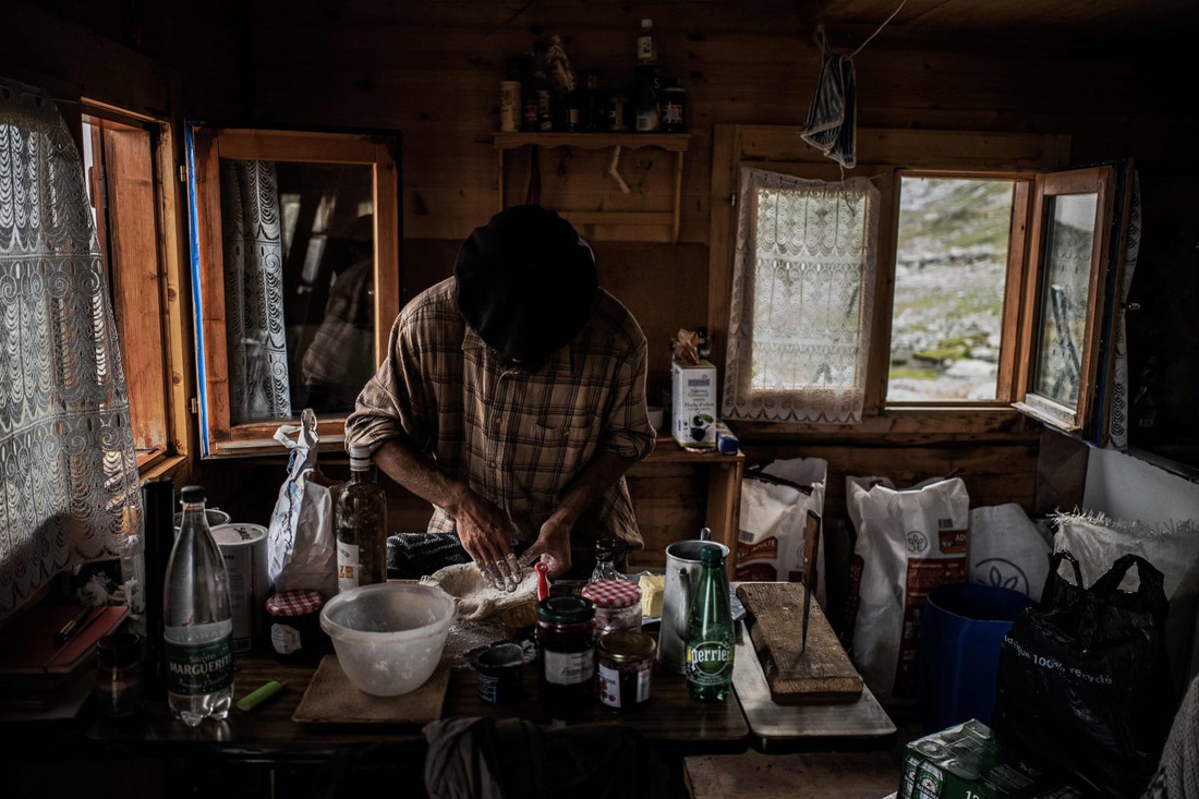 Theo chân người chăn cừu trên vùng đồng cỏ núi Alps - Ảnh 18.