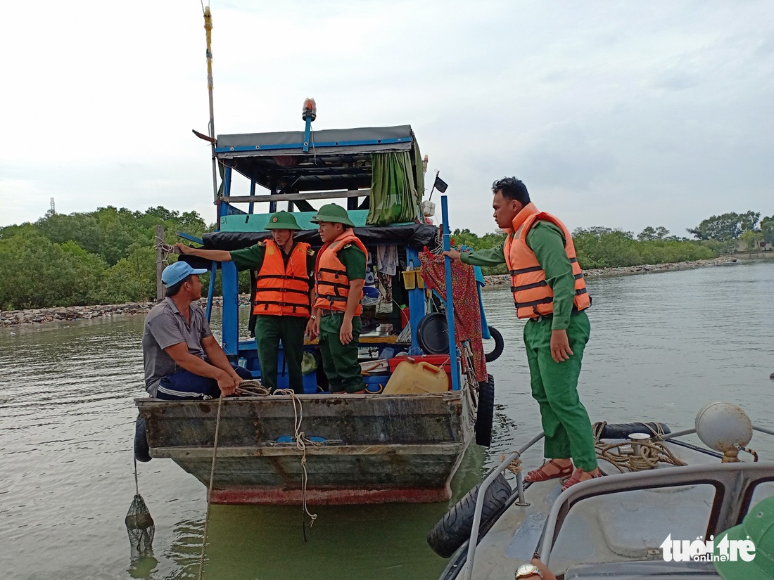 Cần Giờ bắt đầu mưa lớn, người dân khẩn trương tránh bão số 9 - Ảnh 6.