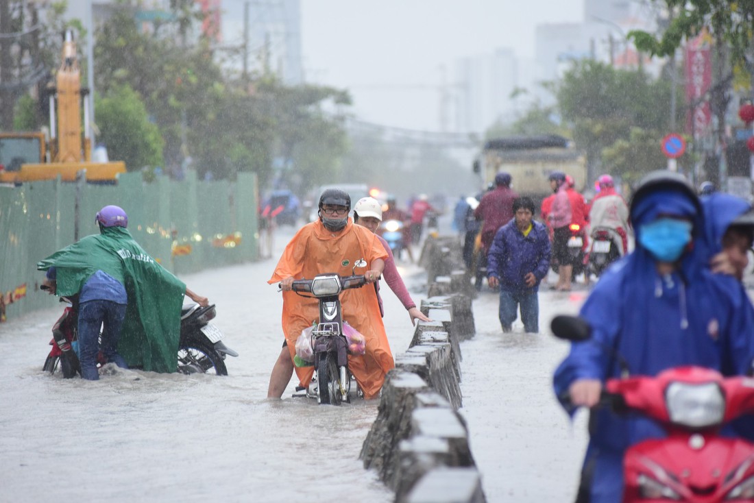 Những hình ảnh Sài Gòn mênh mông biển nước - Ảnh 12.