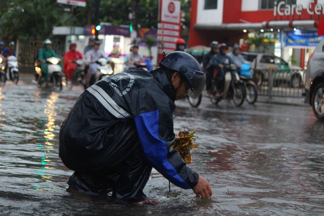 Những hình ảnh Sài Gòn mênh mông biển nước - Ảnh 5.