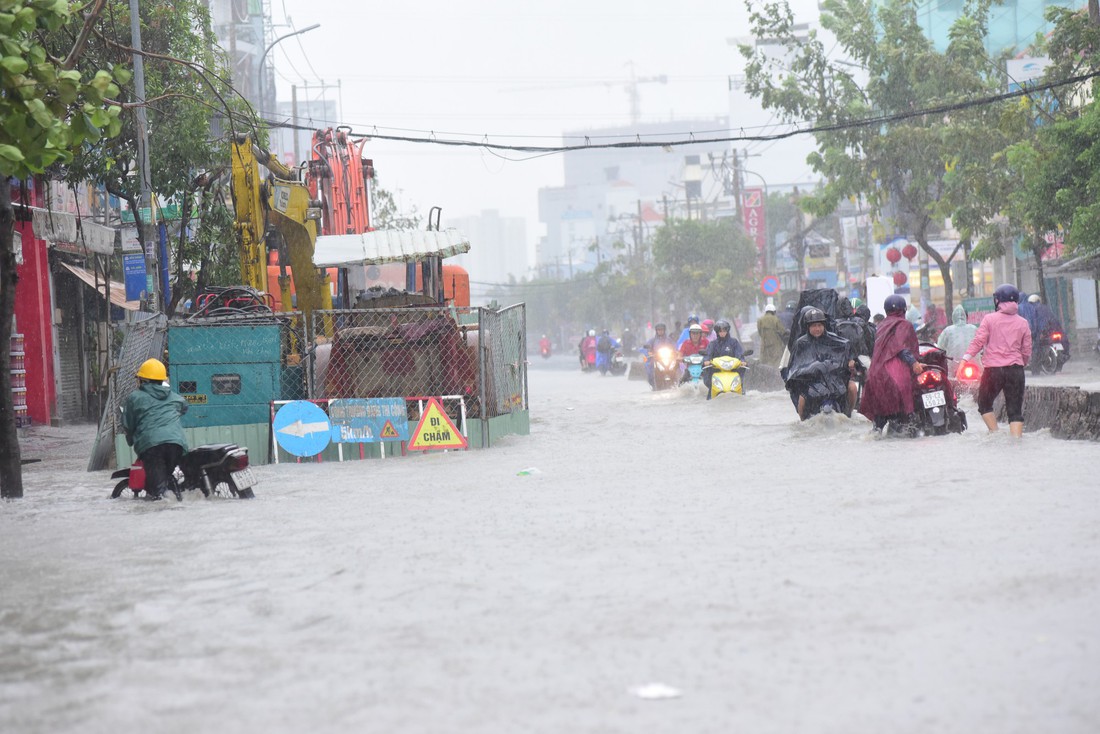 Những hình ảnh Sài Gòn mênh mông biển nước - Ảnh 14.