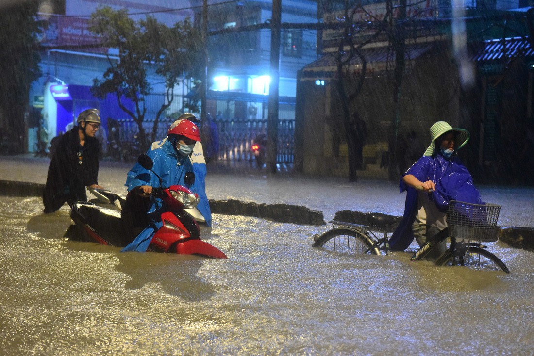 Những hình ảnh Sài Gòn mênh mông biển nước - Ảnh 16.