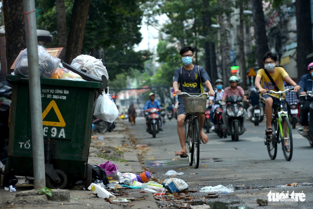 Rác, rác và rác tràn lan đường phố Sài Gòn - Ảnh 8.