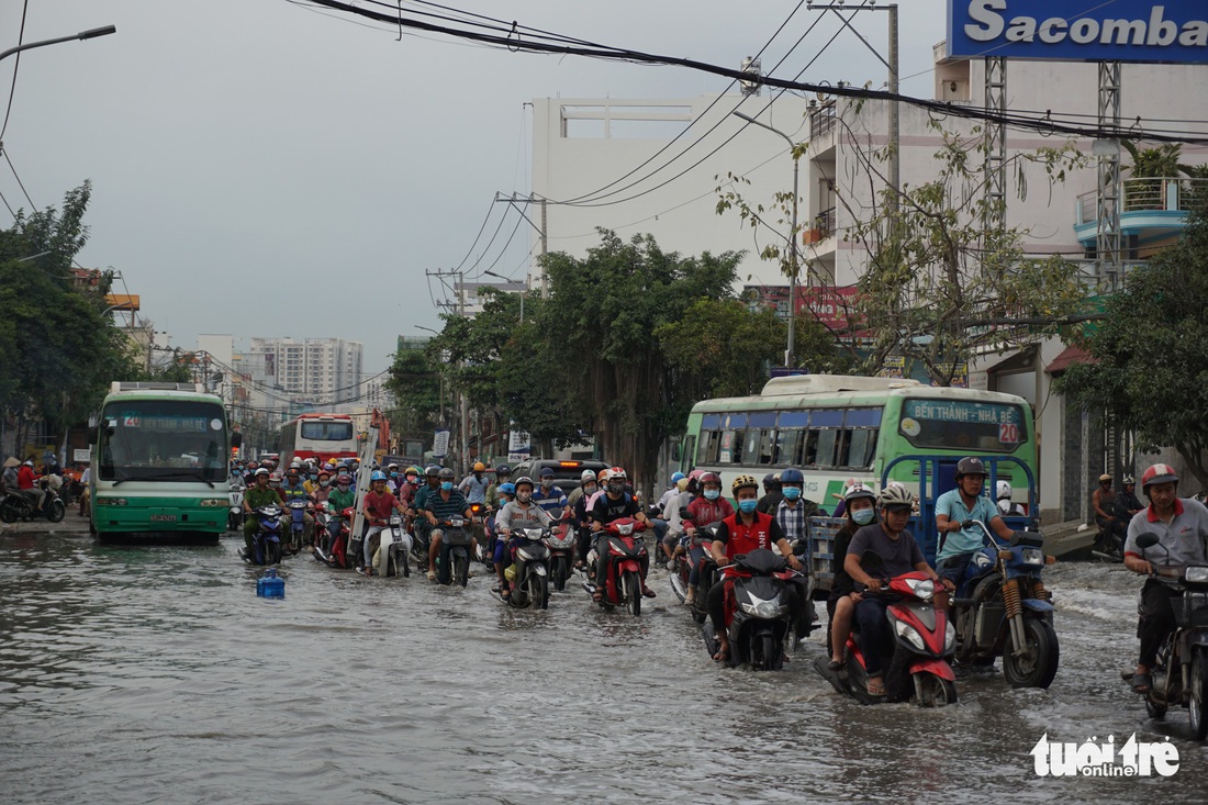 Dân Sài Gòn vất vả trong triều cường - Ảnh 16.