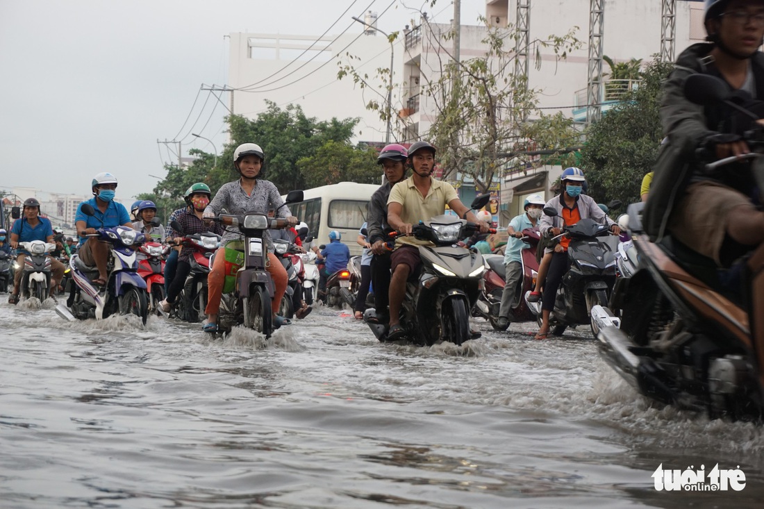 Dân Sài Gòn vất vả trong triều cường - Ảnh 17.